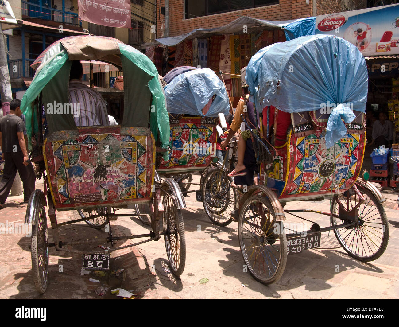 Drei traditionelle Fahrradrikscha Bhaktapur-Kathmandu-Tal Nepal Stockfoto