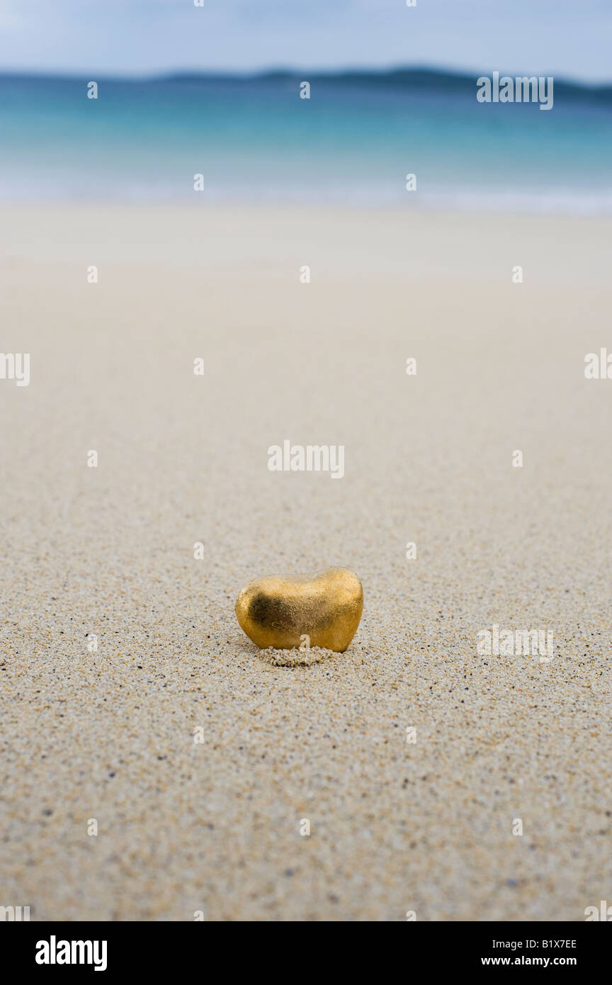Goldenes Herz geformte Kiesel am Strand bei South Harris, äußeren Hebriden Schottland Stockfoto