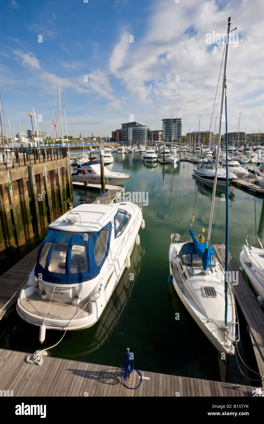 Yachten und Luxus-Cruiser, festgemacht an der Ocean Village Marina Southampton Hampshire in England Stockfoto