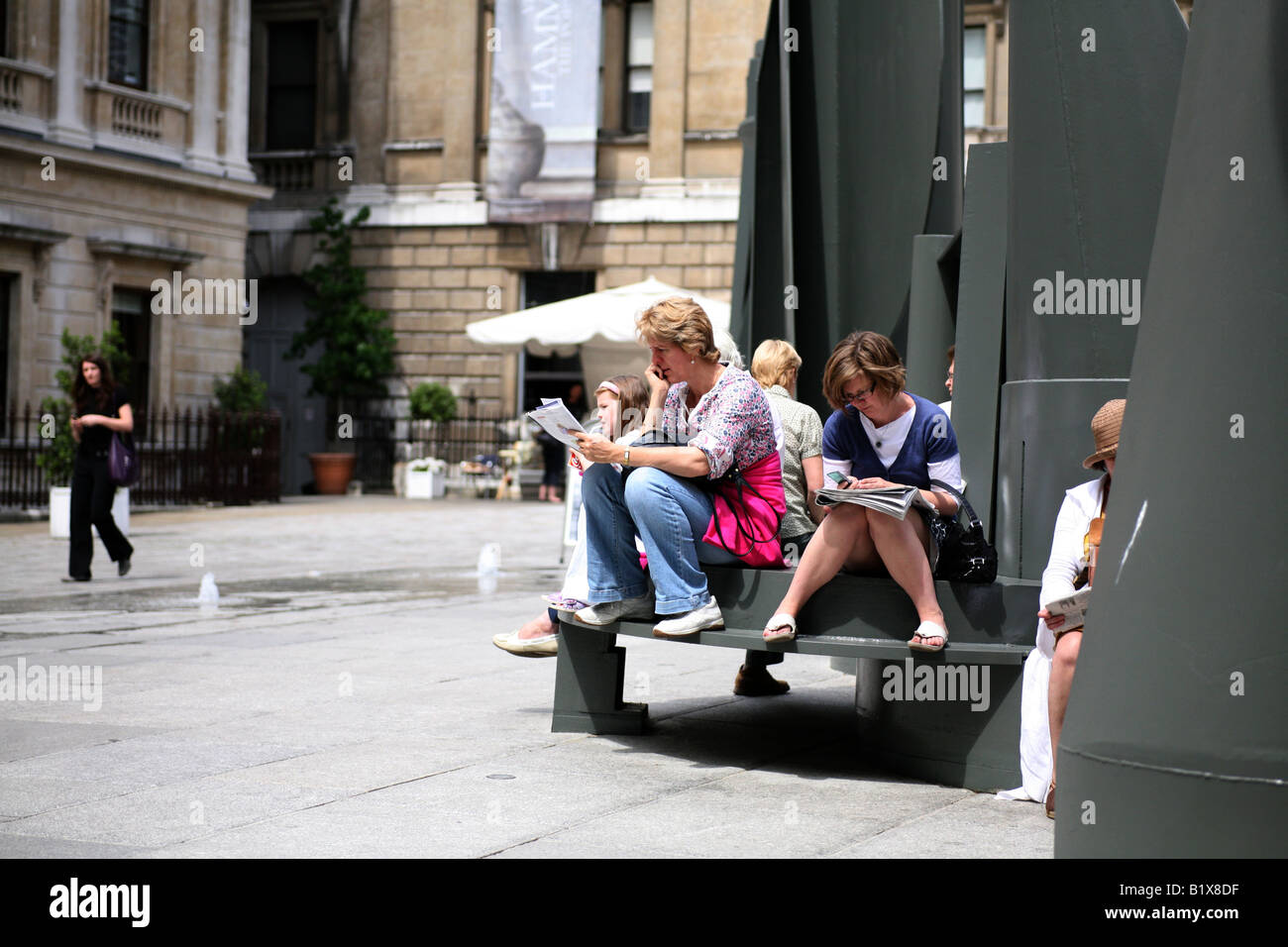 Außerhalb des Museums lesen, entspannen und vergehende Zeit. Stockfoto