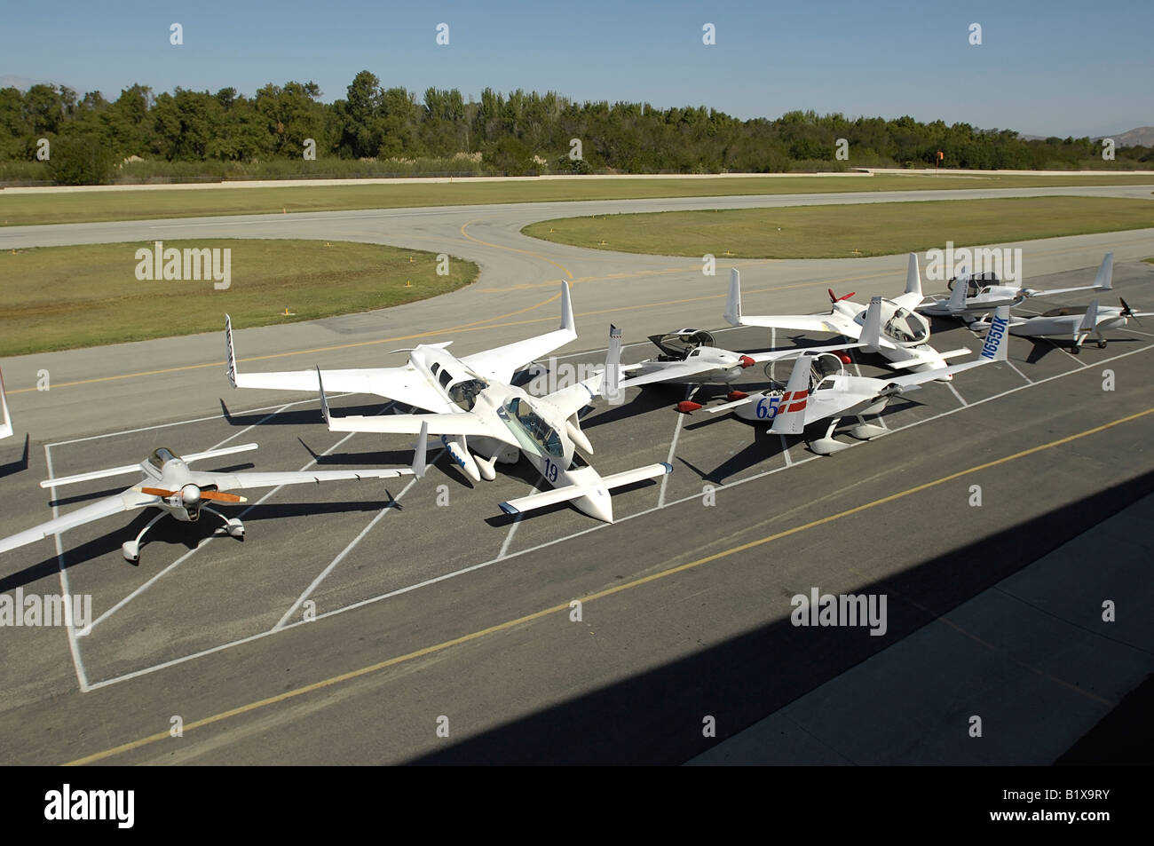 Eine Versammlung von benutzerdefinierten gebauten Homebuilt Experimentalflugzeug.  Der Heckmotor zeichnen diese Rutan Stil "Canard Drücker". Stockfoto