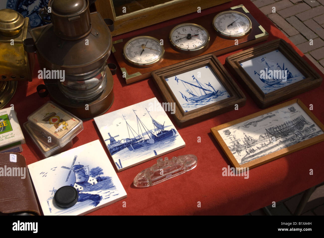 Niederländischen nautische Erinnerungsstücke auf einem Markt in Middelburg, Niederlande 1/3 Stockfoto