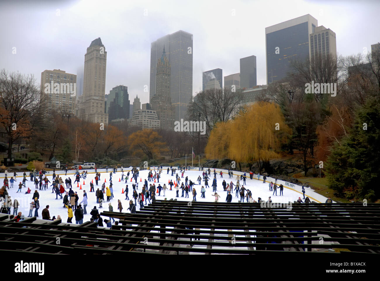 Eislaufen im Central Park New York City Tageslicht Hintergrund Skyline von Manhattan USA Stockfoto