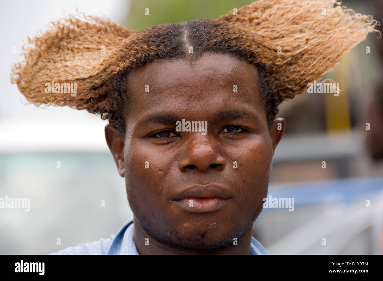 Nahaufnahme von junger schwarzer Mann (Vorderseite) mit blonded Haar. Maputo, Mosambik. Stockfoto