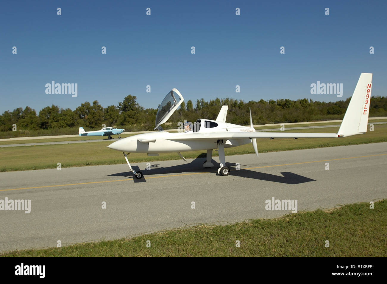 Experimental-Flugzeuge auf dem Taxiway Überschrift für die Piste vor dem Start. Stockfoto