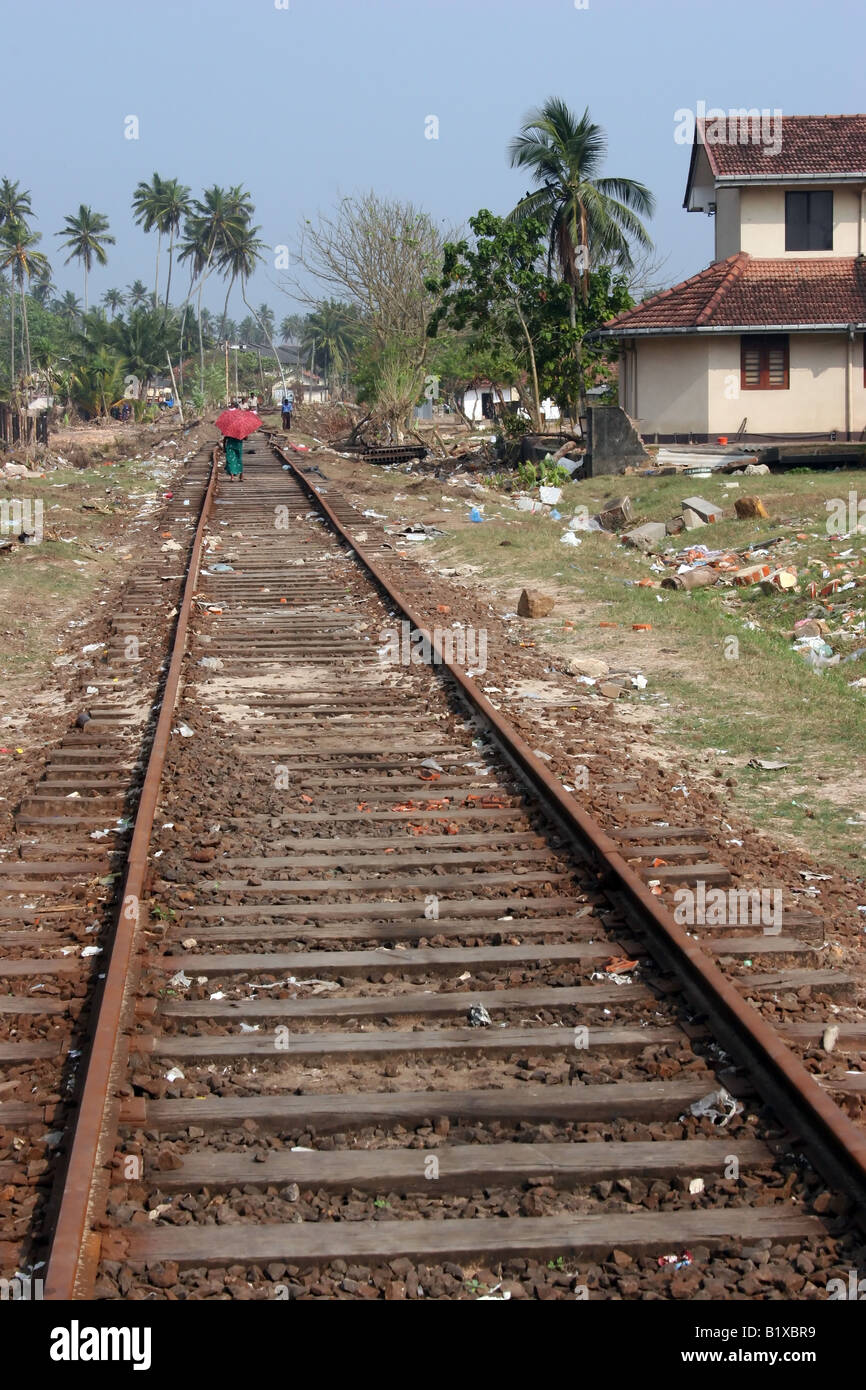 Die Eisenbahn in Hikkaduwa, Sri Lanka, ist bedeckt mit Wurf verursacht durch den Tsunami, die hier im Dezember 2004 getroffen. Stockfoto