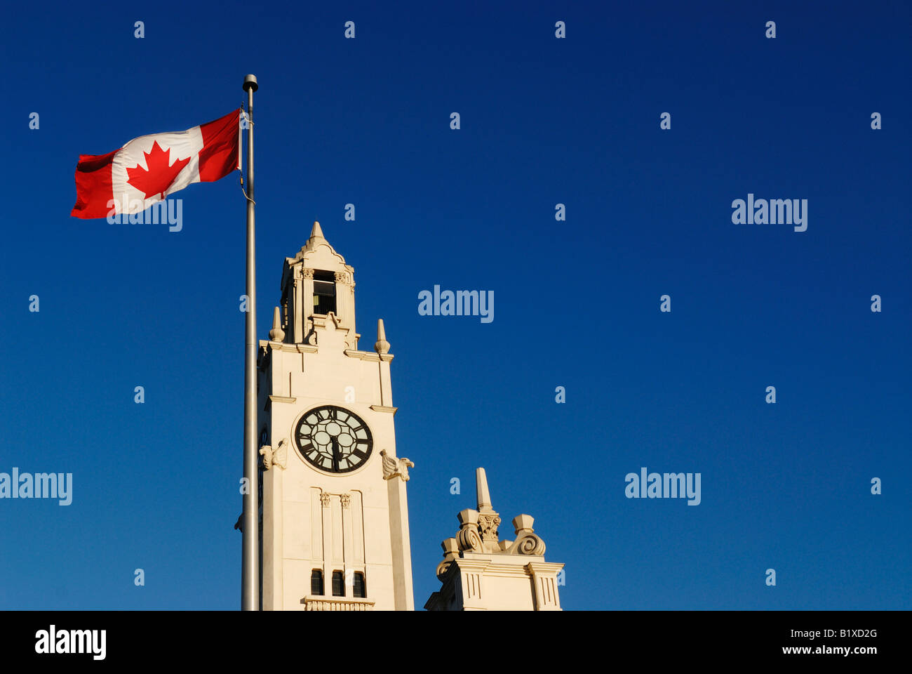 Kanada, Montreal, Uhrturm, Tour de lHorloge, mit kanadischer Flagge Stockfoto