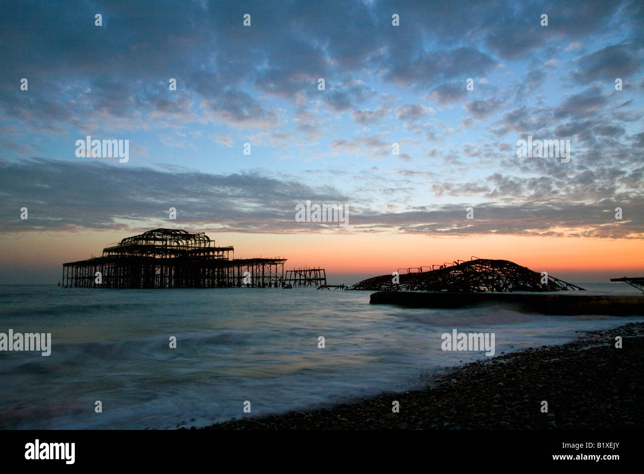 Einen dramatischen Sonnenuntergang über Brightons West Pier Stockfoto