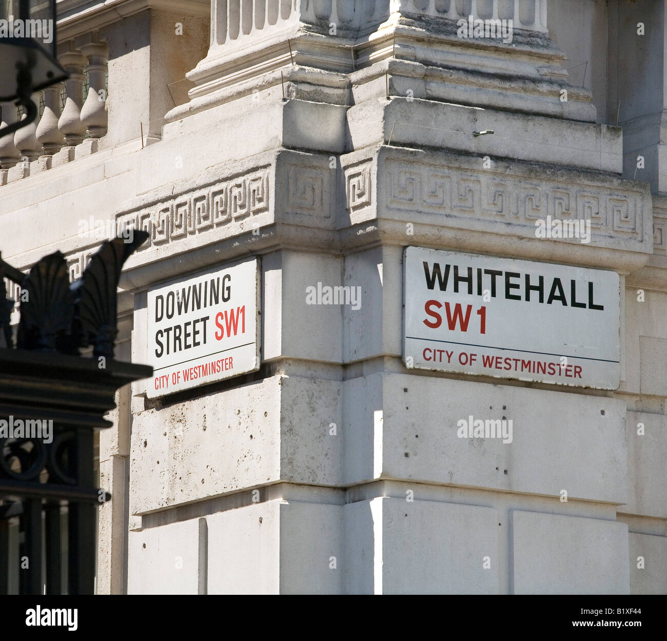 Straßenschilder der berühmten Downing Street und Whitehall in London Stockfoto