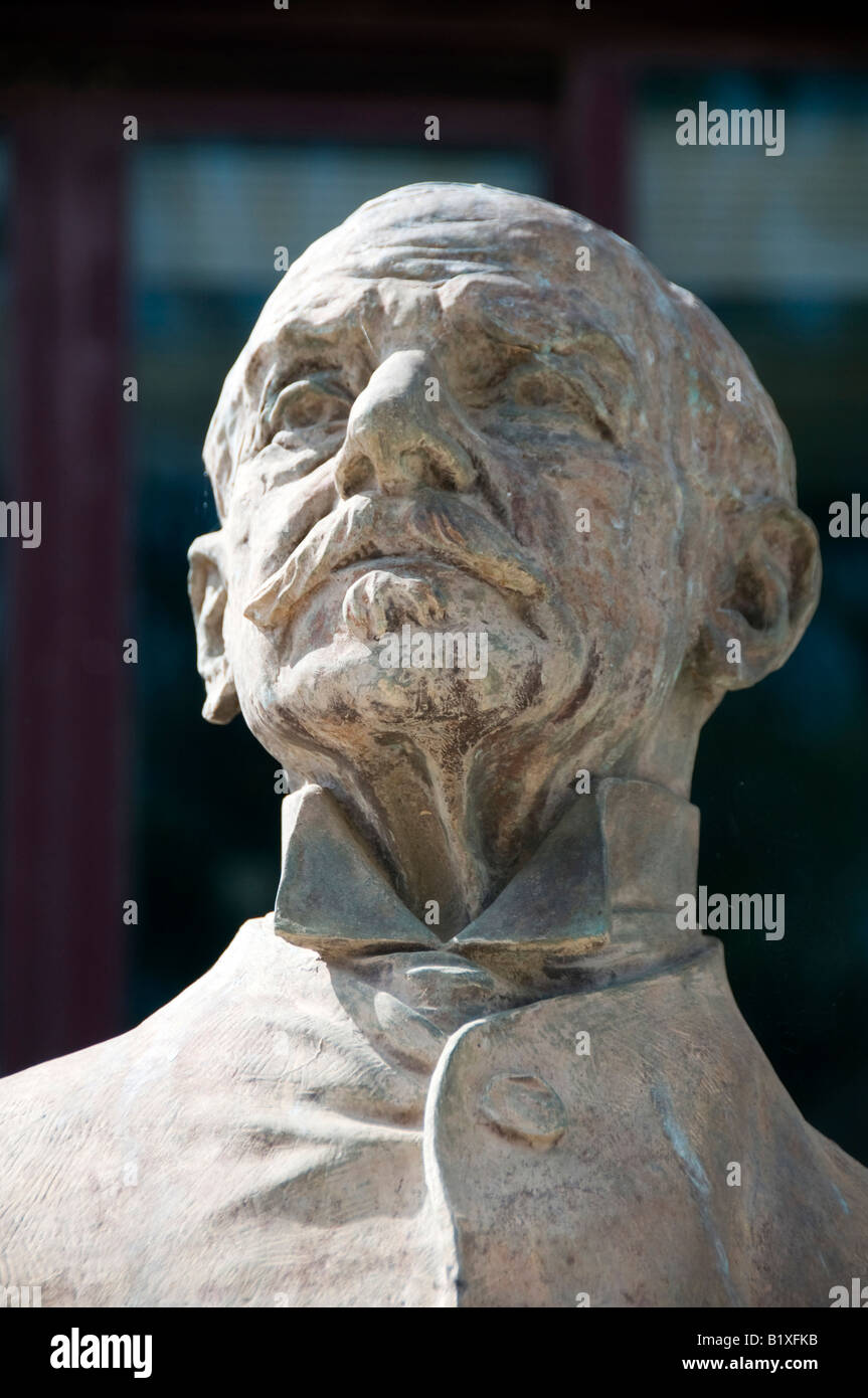 Statue des berühmten maltesischen Maler Giuseppe Cali in Hauptstadt Valletta Malta Mittelmeer Europa von Premierminister s Office Park Stockfoto
