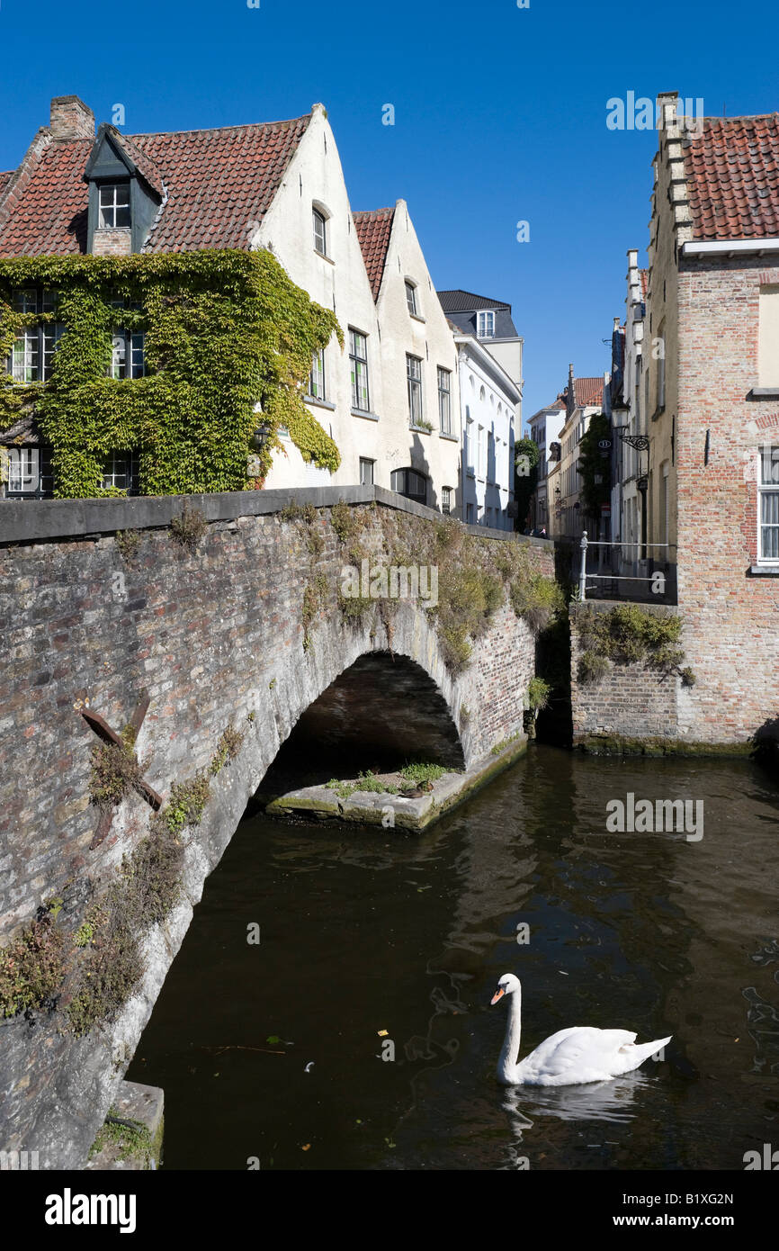 Brücke über einen Kanal in der Altstadt, Brügge, Belgien Stockfoto