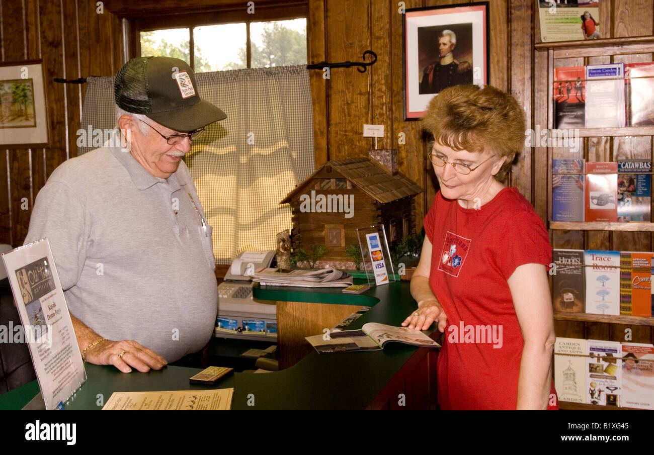 Kurator spricht mit kaukasischen Frau an Andrew Jackson State Park Museum Lancaster Südcarolina USA Stockfoto