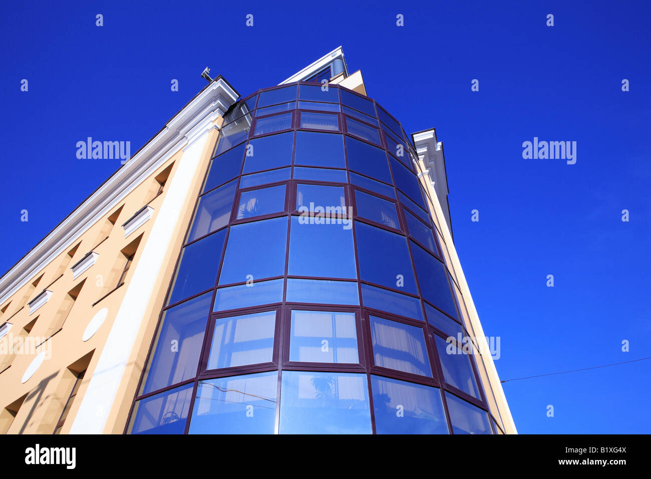 Rand des Bürogebäudes am Himmelshintergrund Stockfoto
