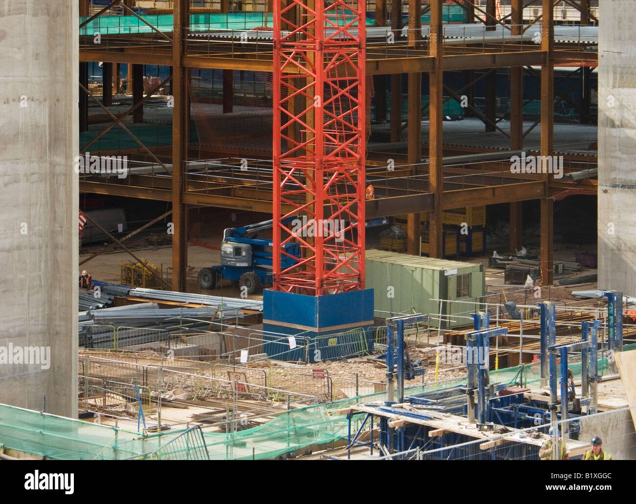 Ausarbeitungen in einer Stadt-Zentrum-Baustelle mit Turmdrehkranen Stockfoto