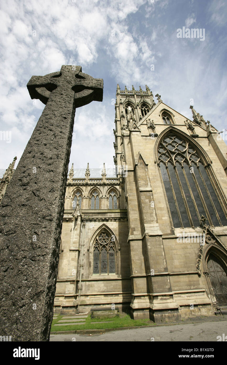 Stadt von Doncaster, England. Südansicht von Sir George Gilbert Scott gebaut Minster Kirche des Heiligen Georg, Doncaster. Stockfoto