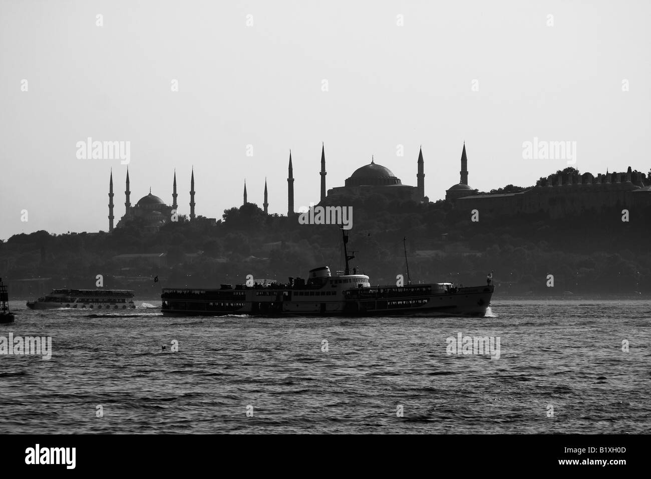 Ein Fahrgastschiff in Istanbul Bosporus, Türkei. Hintergrund, blaue Moschee, Hagia Sophia (Hagia Sophia). Stockfoto