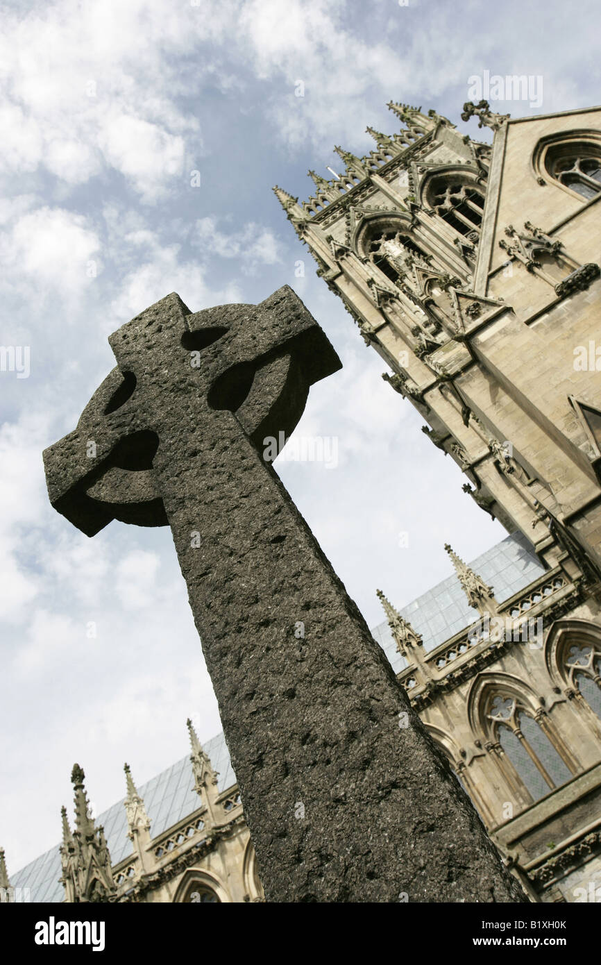 Stadt von Doncaster, England. Abgewinkelte Südblick von Sir George Gilbert Scott gebaut Minster Kirche des Heiligen Georg, Doncaster. Stockfoto