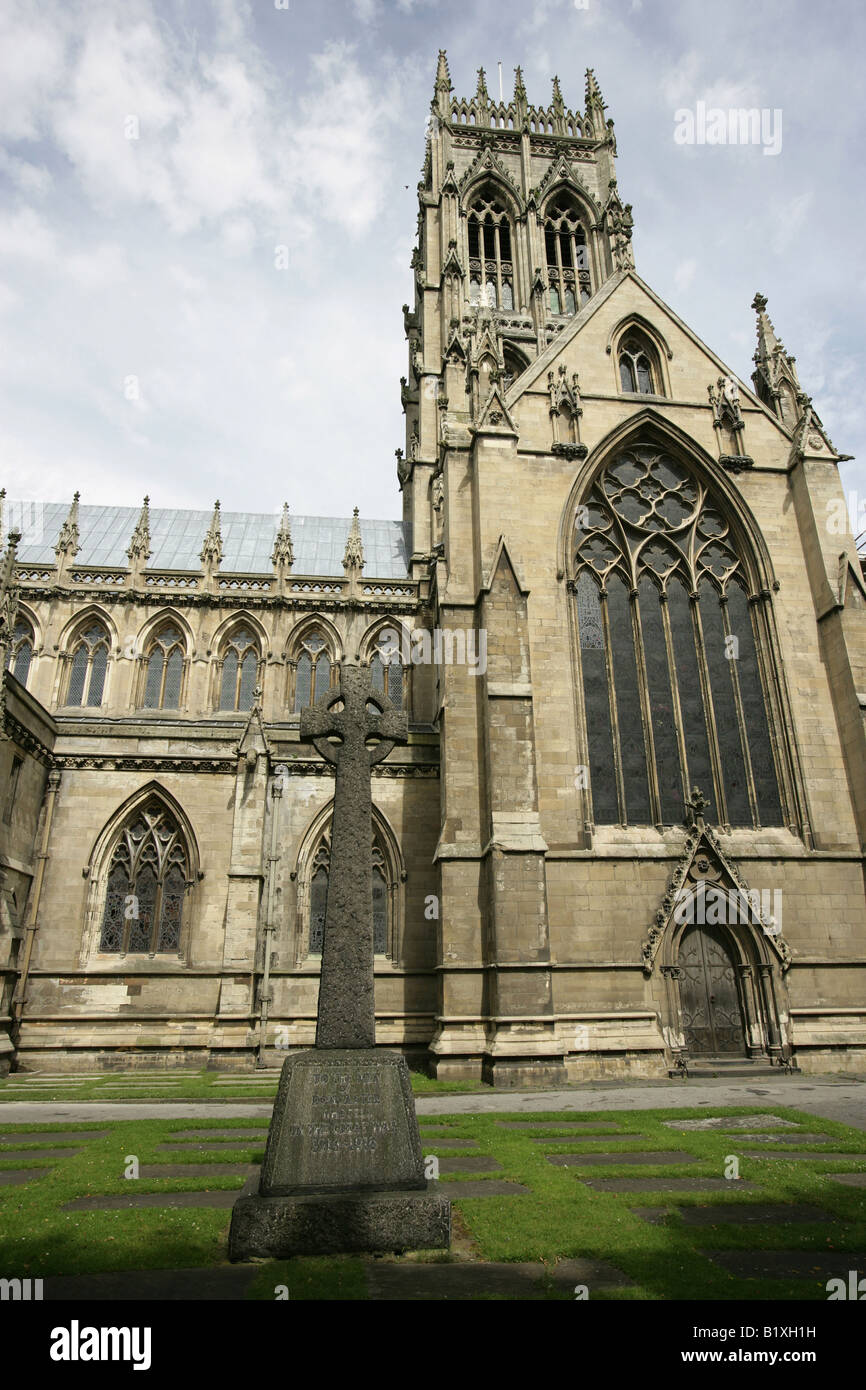 Stadt von Doncaster, England. Südansicht von Sir George Gilbert Scott gebaut Minster Kirche des Heiligen Georg, Doncaster. Stockfoto
