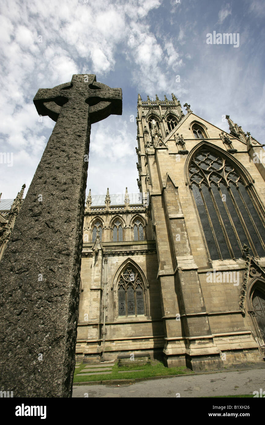 Stadt von Doncaster, England. Südansicht von Sir George Gilbert Scott gebaut Minster Kirche des Heiligen Georg, Doncaster. Stockfoto