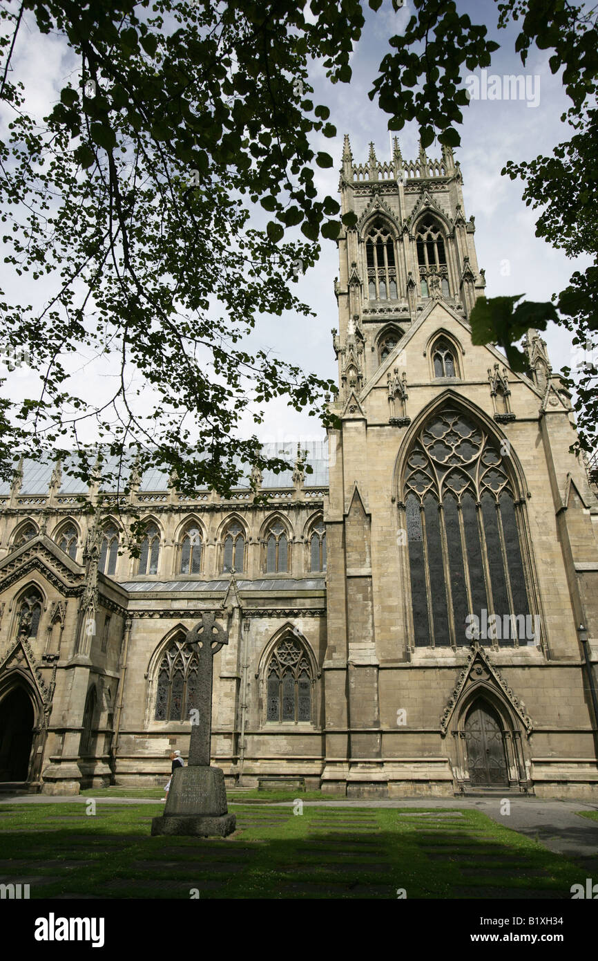 Stadt von Doncaster, England. Südansicht von Sir George Gilbert Scott gebaut Minster Kirche des Heiligen Georg, Doncaster. Stockfoto