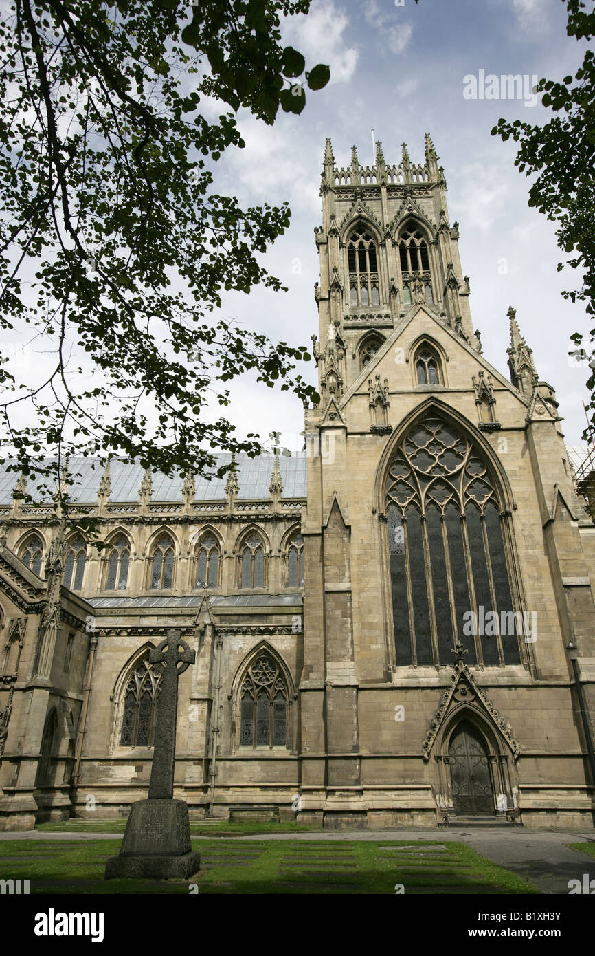 Stadt von Doncaster, England. Südansicht von Sir George Gilbert Scott gebaut Minster Kirche des Heiligen Georg, Doncaster. Stockfoto