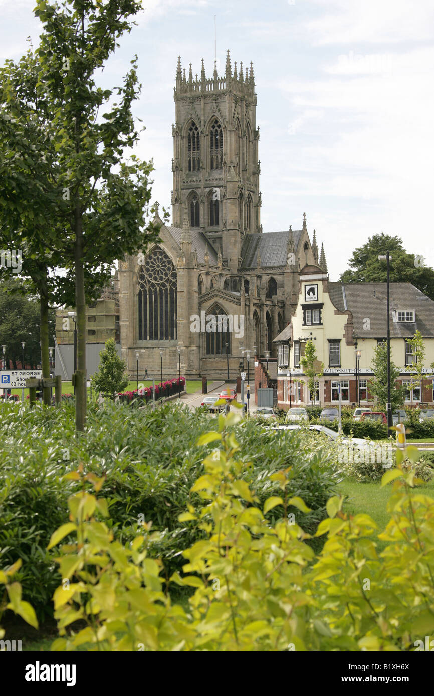 Stadt von Doncaster, England. Südansicht von Sir George Gilbert Scott gebaut Minster Kirche des Heiligen Georg, Doncaster. Stockfoto
