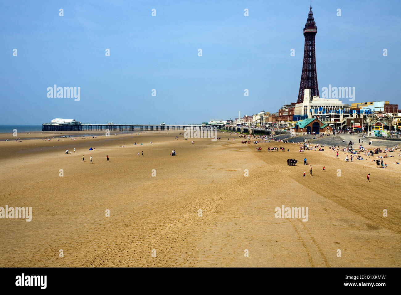 Blackpool Beach North Pier und Turm, Lancashire, England Stockfoto