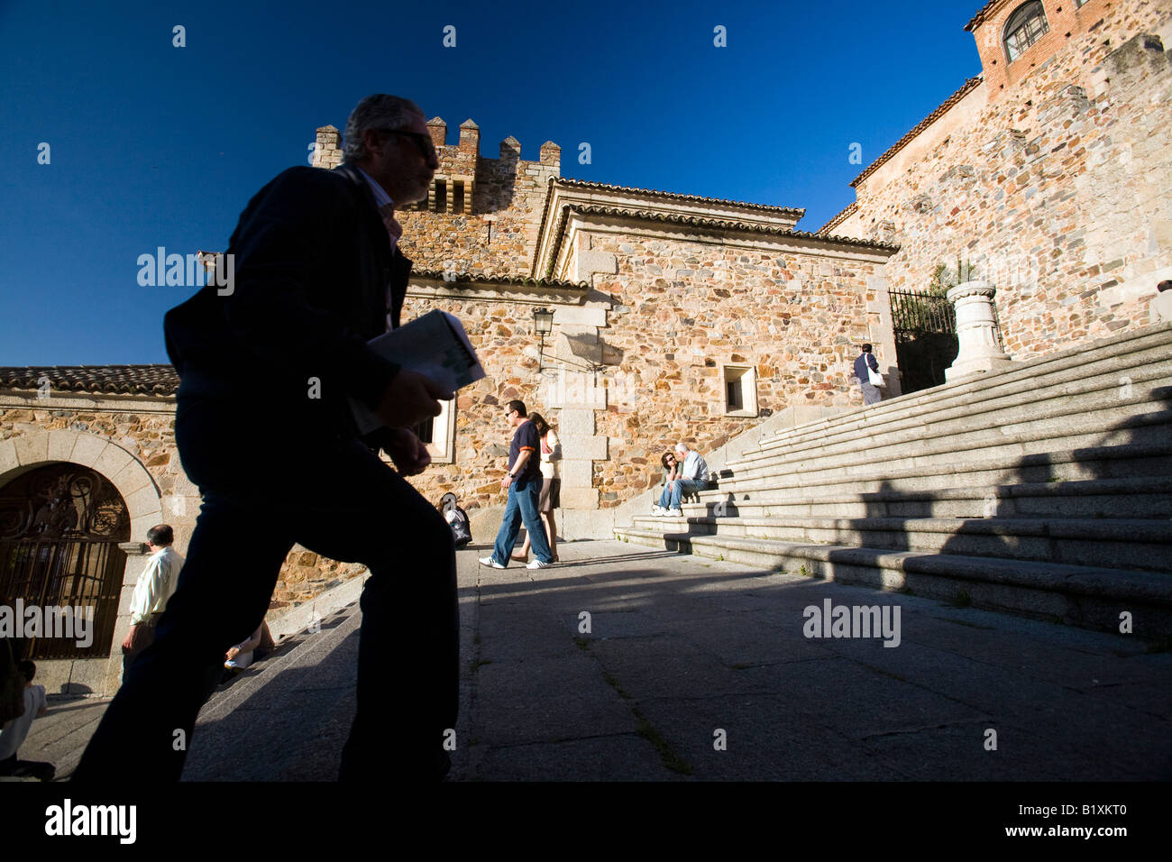 Mann, die Plaza Mayor Treppensteigen, Caceres, Spanien Stockfoto