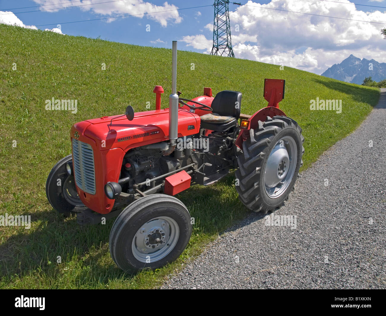 Eine ältere Massey Fergusson 35 X Ackerschlepper in tadellosem Zustand im Einsatz für das Heu machen im österreichischen Tirol Stockfoto