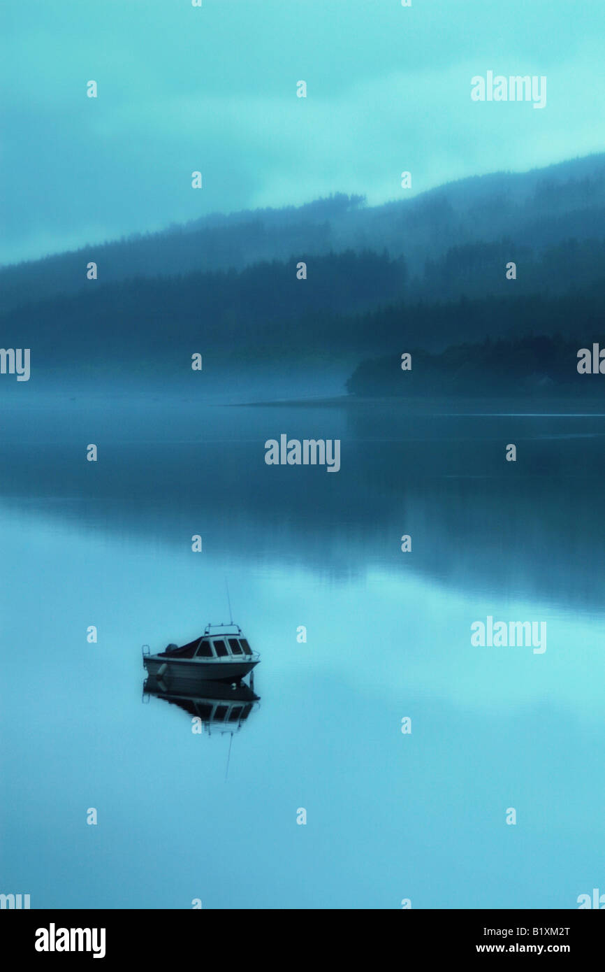 Boot am nebligen See Stockfoto