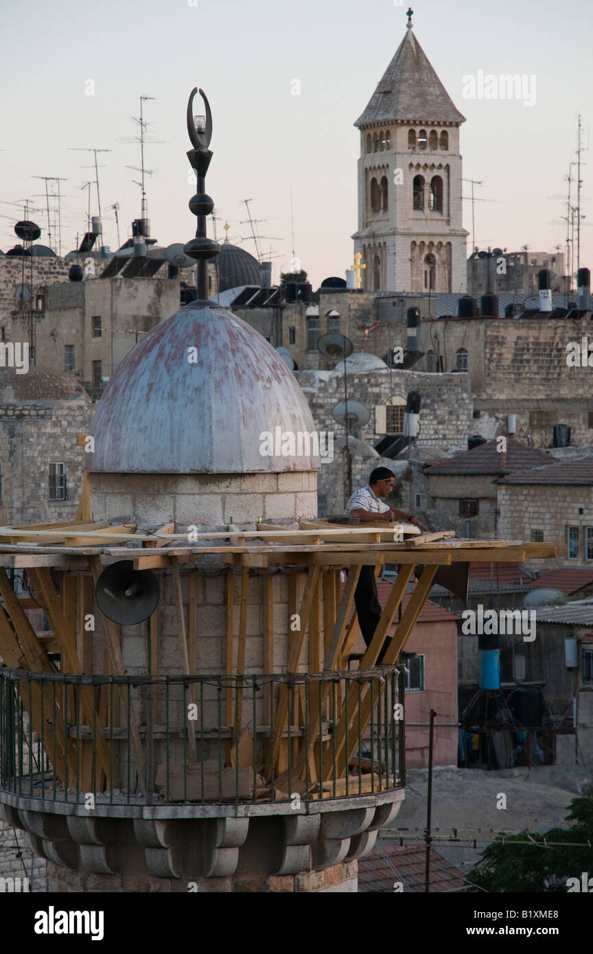 Israel-Jerusalem-Altstadt-Blick vom Dach mit Nahaufnahme des Muezzin und Kirche Spire Moschee Stockfoto
