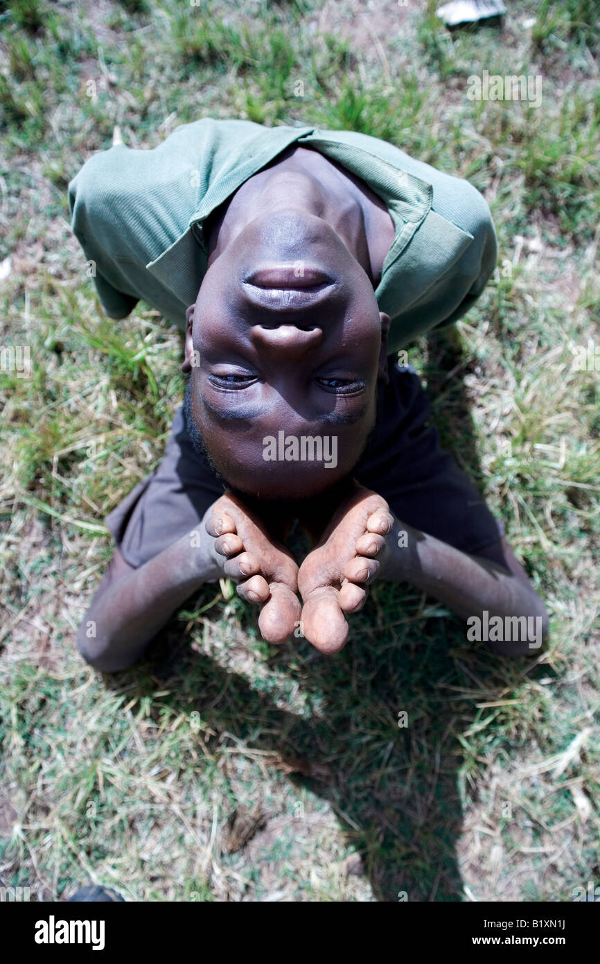 Acrobat junge, Milawi, Afrika Stockfoto