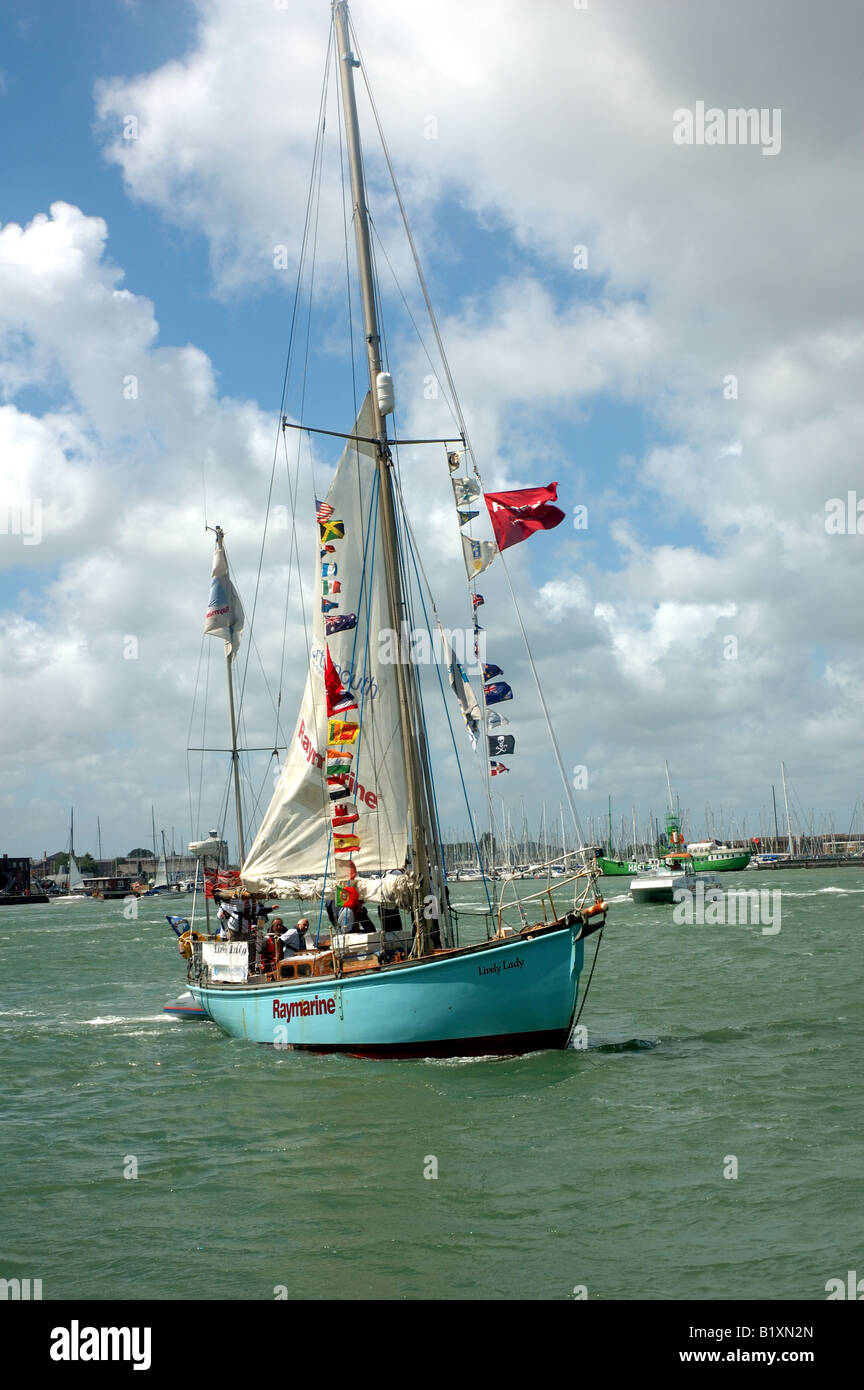 Historische yacht lebhafte Dame Rückkehr nach Portsmouth nach ihrer zweiten Weltumsegelung oder der Welt Stockfoto