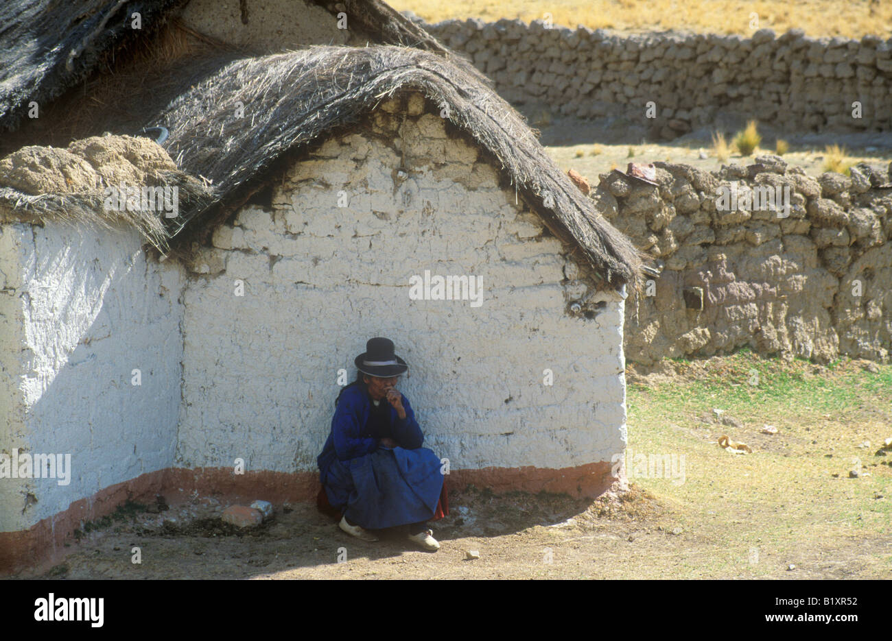 alte Frau sitzt neben der Straße in der Nähe von Cuzco in Peru Stockfoto