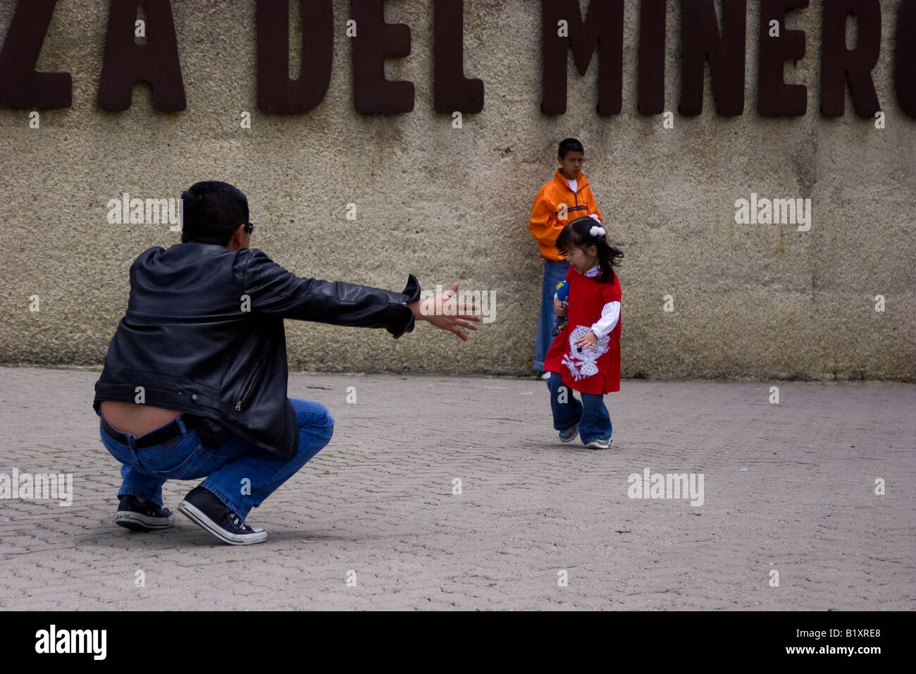 Zipaquira, Kolumbien, ruft ein Vater seine Tochter geben ihm eine Umarmung auf der Bergmann-Platz Stockfoto