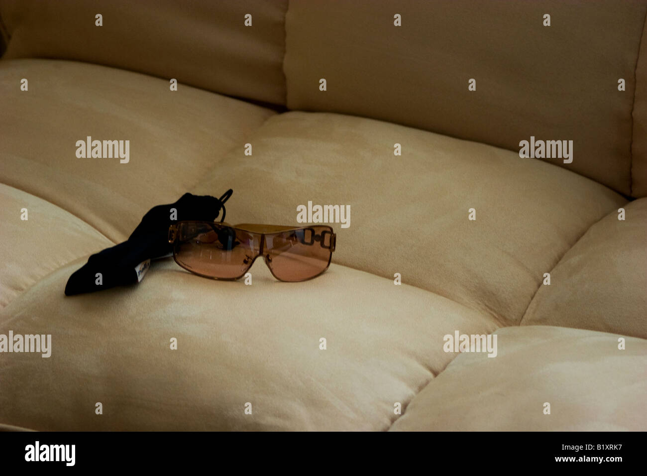 Kolumbien, Feminine Brille auf einem samtenen sofa Stockfoto