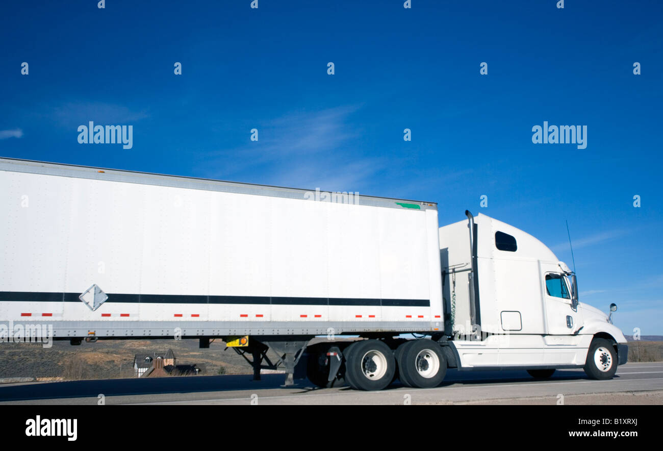 Haus unter semi-LKW Stockfoto Haus unter semi-LKW Stockfoto