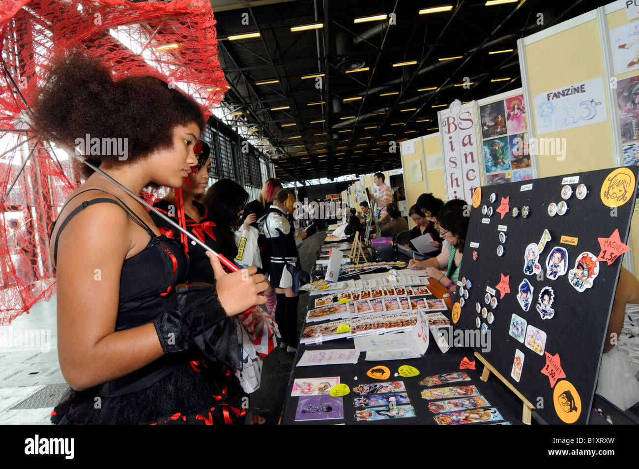 Ein Mädchen auf der Suche an einem shopping Stand auf der "Japan Expo", das größte Treffen von Fans der japanischen Kultur in Europa. Stockfoto