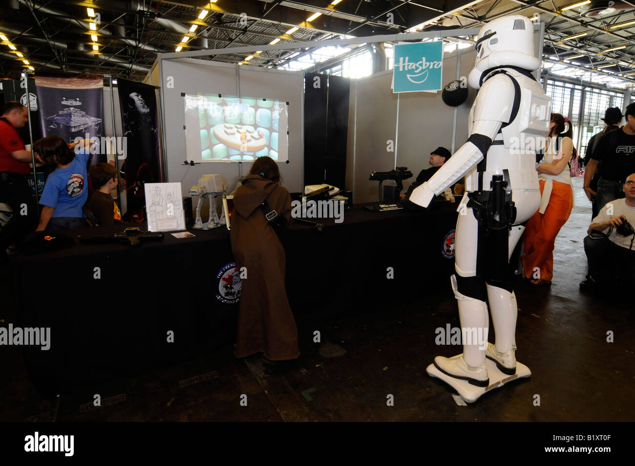 Ein Mann verkleidet als Starwars Trooper spielen Nintendo Wii Fitnessspiel während der Japan Expo Messe. Stockfoto