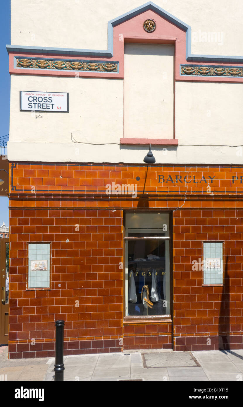 Gebäude mit glasig-glänzenden Fliesen Cross Street Islington London Stockfoto