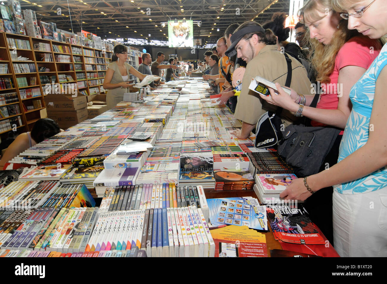 Menschen kaufen Mangas auf einem riesigen Ständer auf der Japan Expo, die größte Zusammenkunft von Fans der japanischen Kultur in Europa. Stockfoto