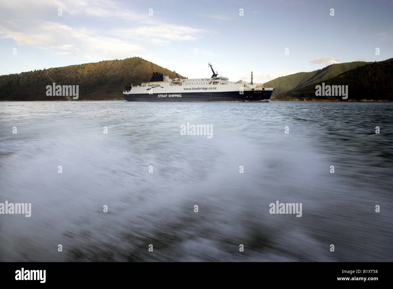 Die Bluebridge gerade Versand Fähre Santa Regina macht ihren Weg durch die Marlborough Sounds nach Picton von Wellington Stockfoto