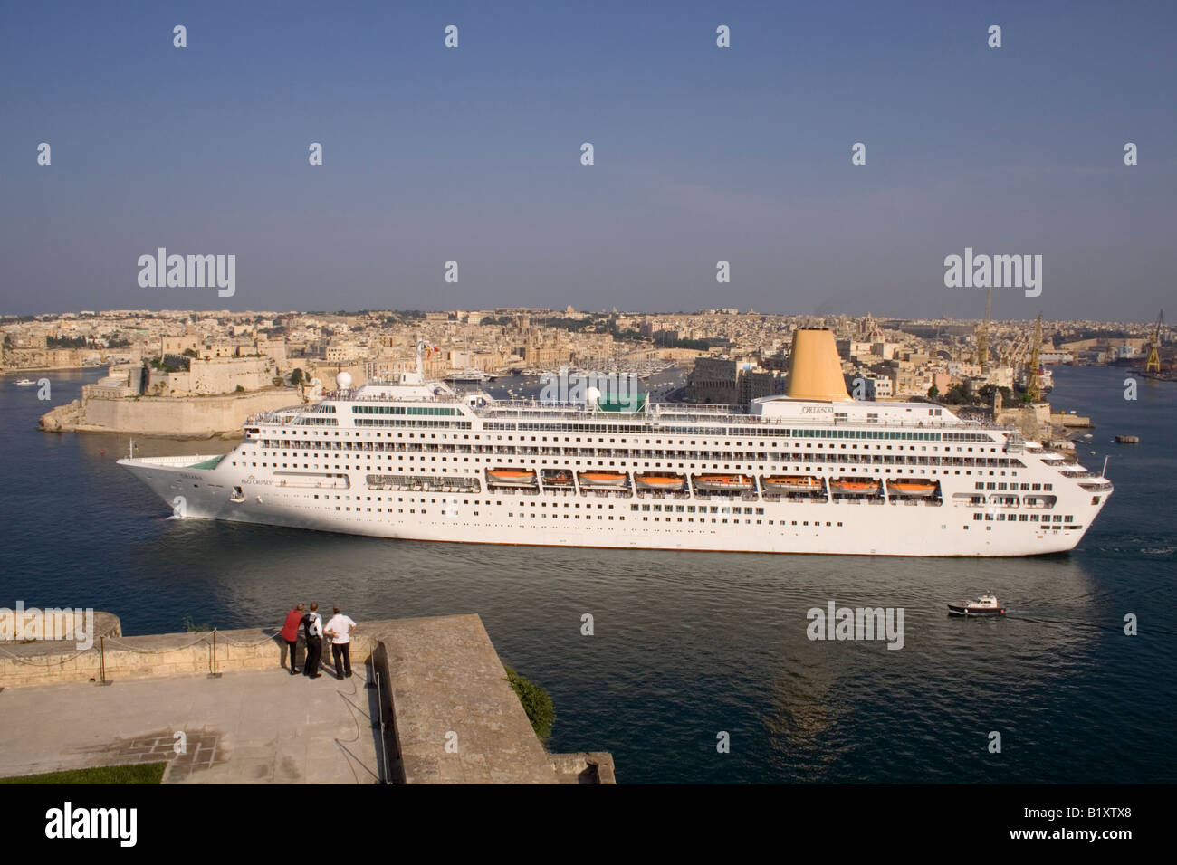 Das Kreuzfahrtschiff Oriana ausgehend von Maltas Grand Harbour, wie aus der Upper Barrakka in Valletta Stockfoto