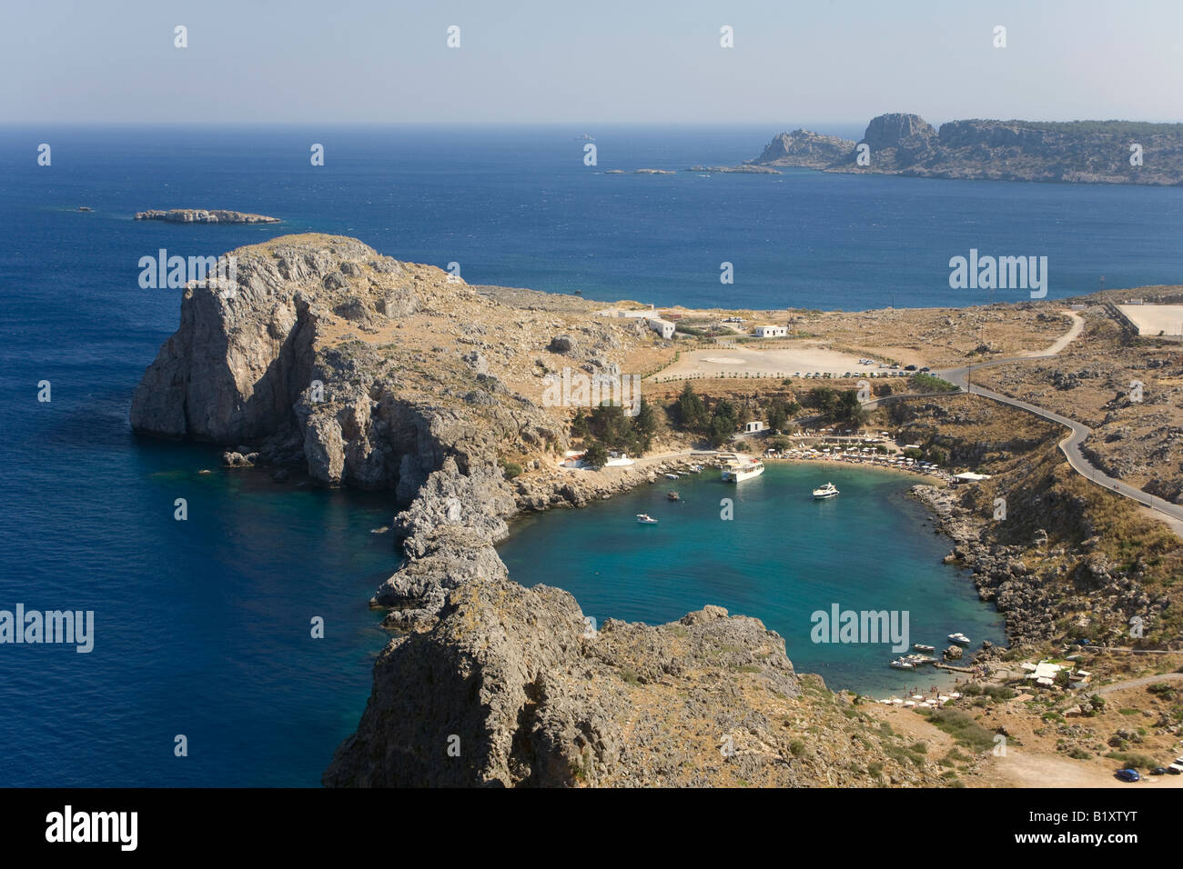 St Pauls Bay von der Akropolis. Lindos, Rhodos, Griechenland. Stockfoto