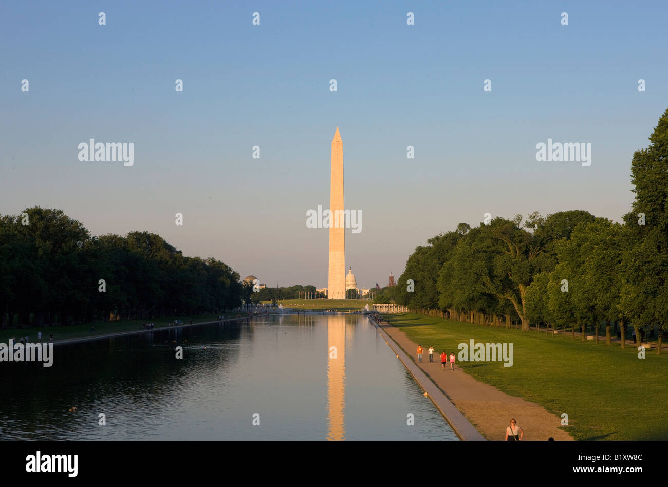 Washington Monument und Reflecting Pool bei Dämmerung Sonnenuntergang National Mall and Memorial Parks Washington DC Vereinigte Staaten von Amerika Stockfoto