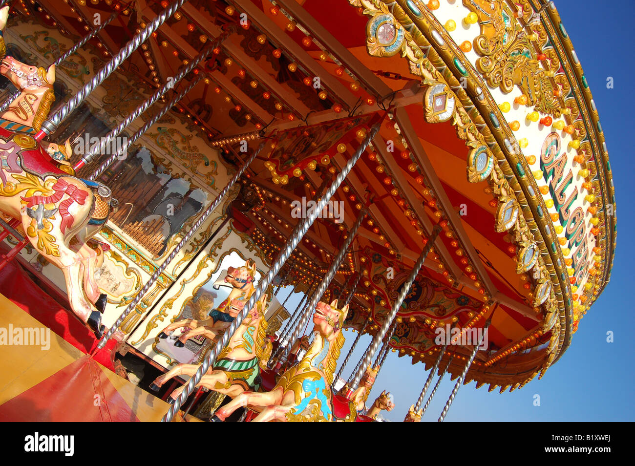 Messe Reiten am Strand von Brighton, East Sussex, England Stockfoto