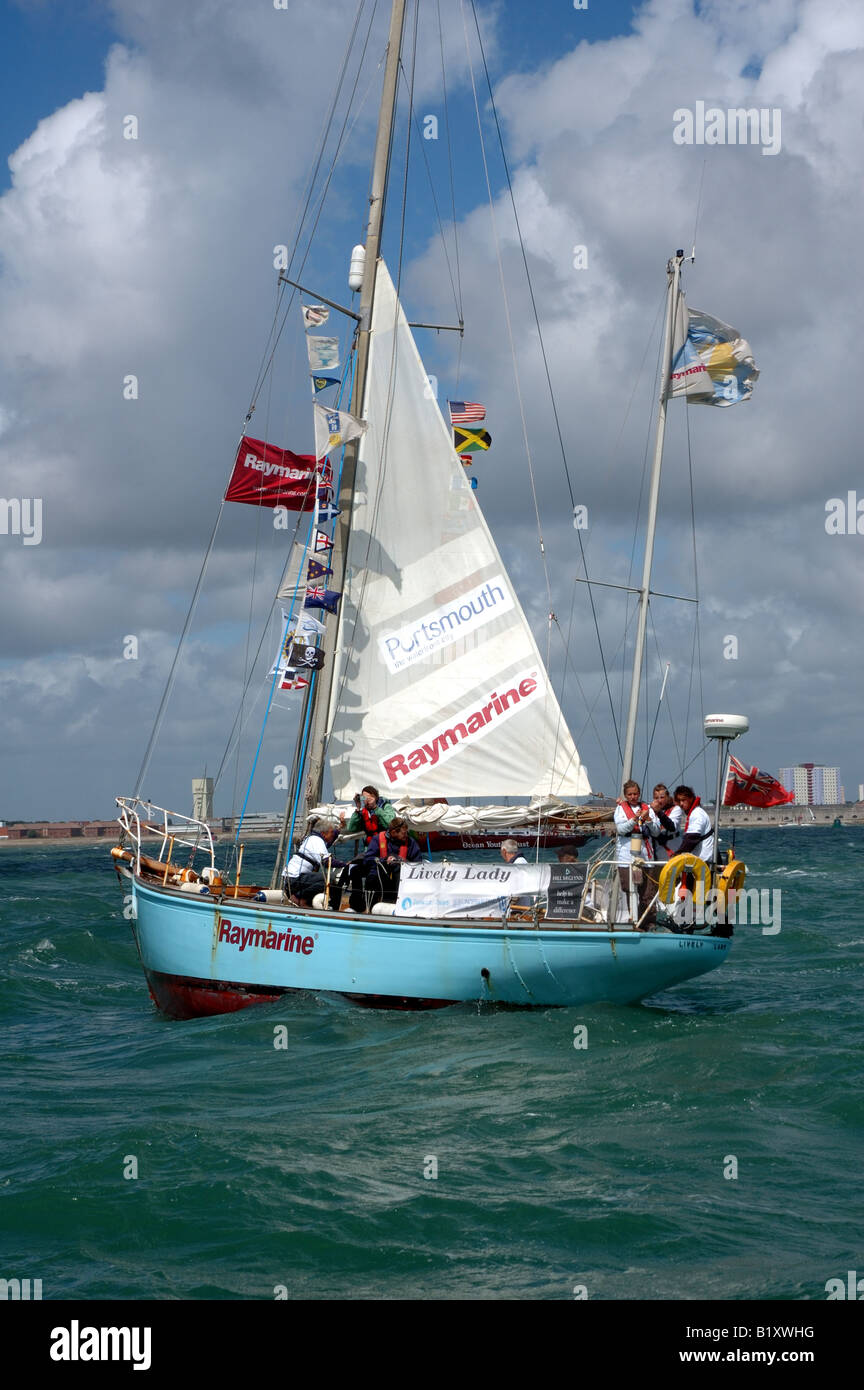 Historische yacht lebhafte Dame Rückkehr nach Portsmouth nach ihrer zweiten Weltumsegelung oder der Welt Stockfoto