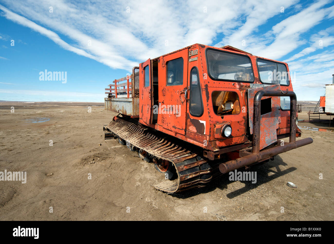 Verlassen/vergessen arktischen Öl Exploration Fahrzeuge/schwere Altgeräte an Johnson Punkt, Banks Island, Nordwest-Territorien Stockfoto