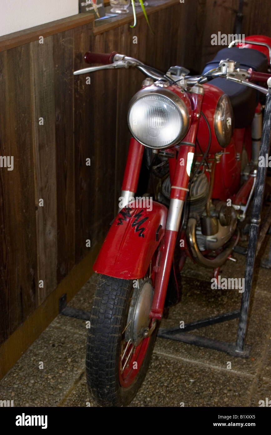 Österreich, Perbersdorf altes indisches Motorrad in einem persönlichen Museum, Geschichte der Autobahnen Stockfoto