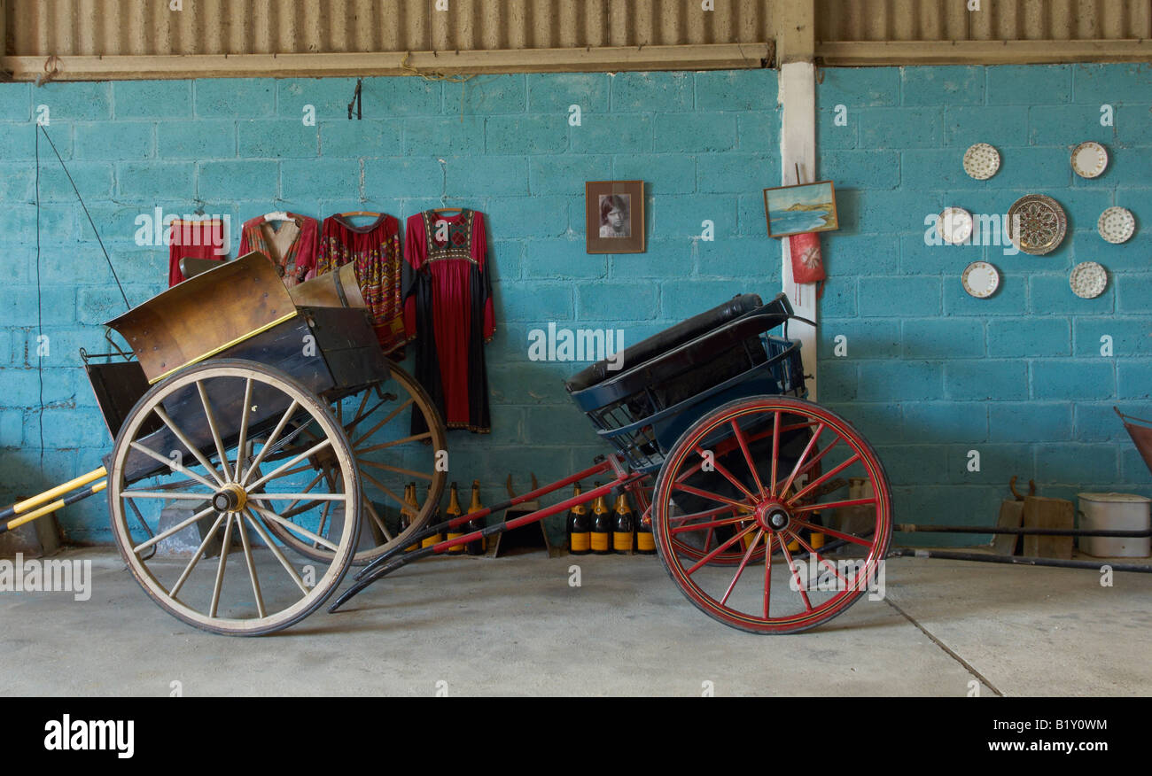 Zwei Zigeuner Pferdekutsche Kutschen gespeichert in einer Lagerhalle in East Sussex Stockfoto